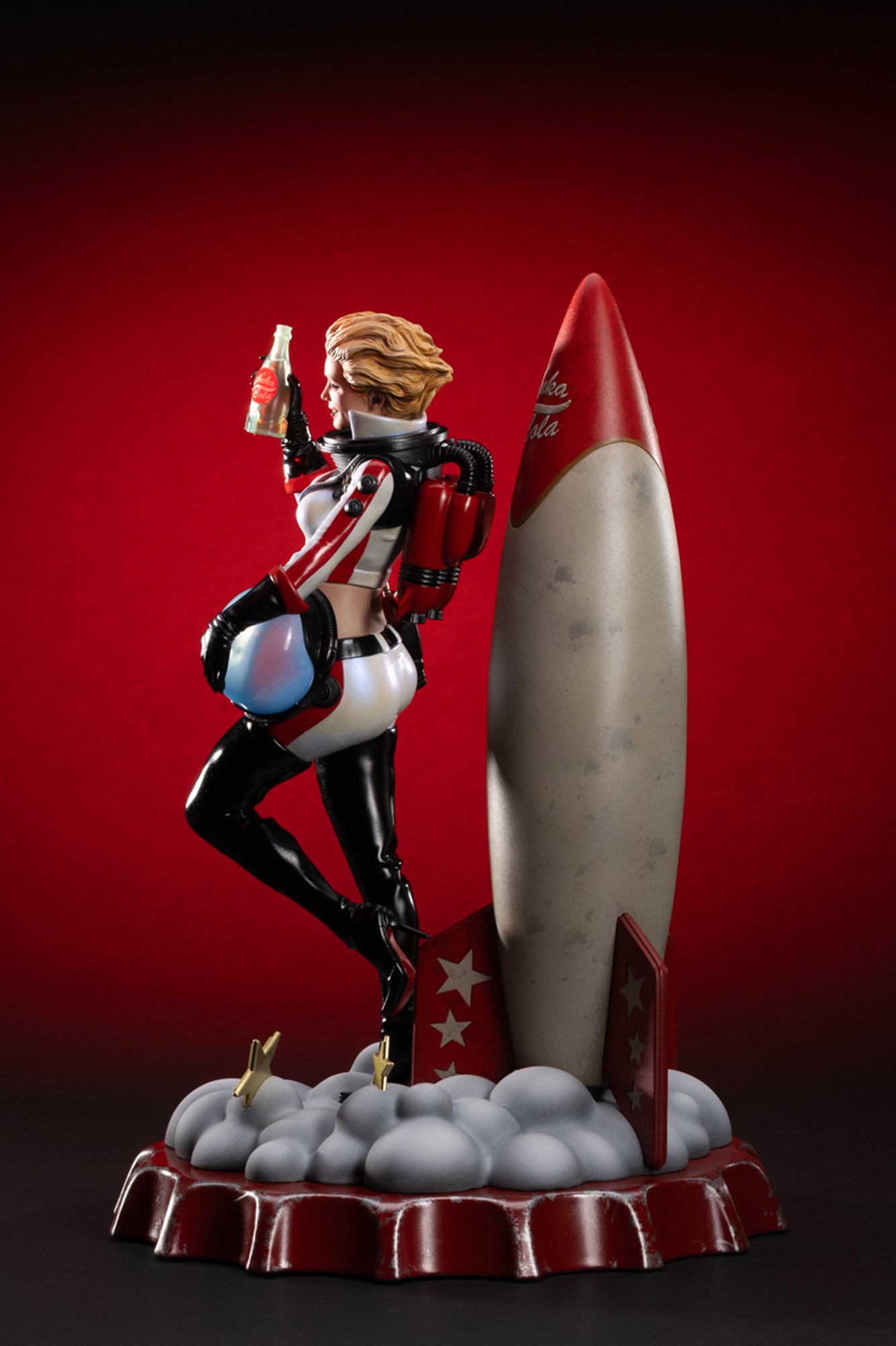 Estatua del traje cohete de Nuka-Girl de Fallout