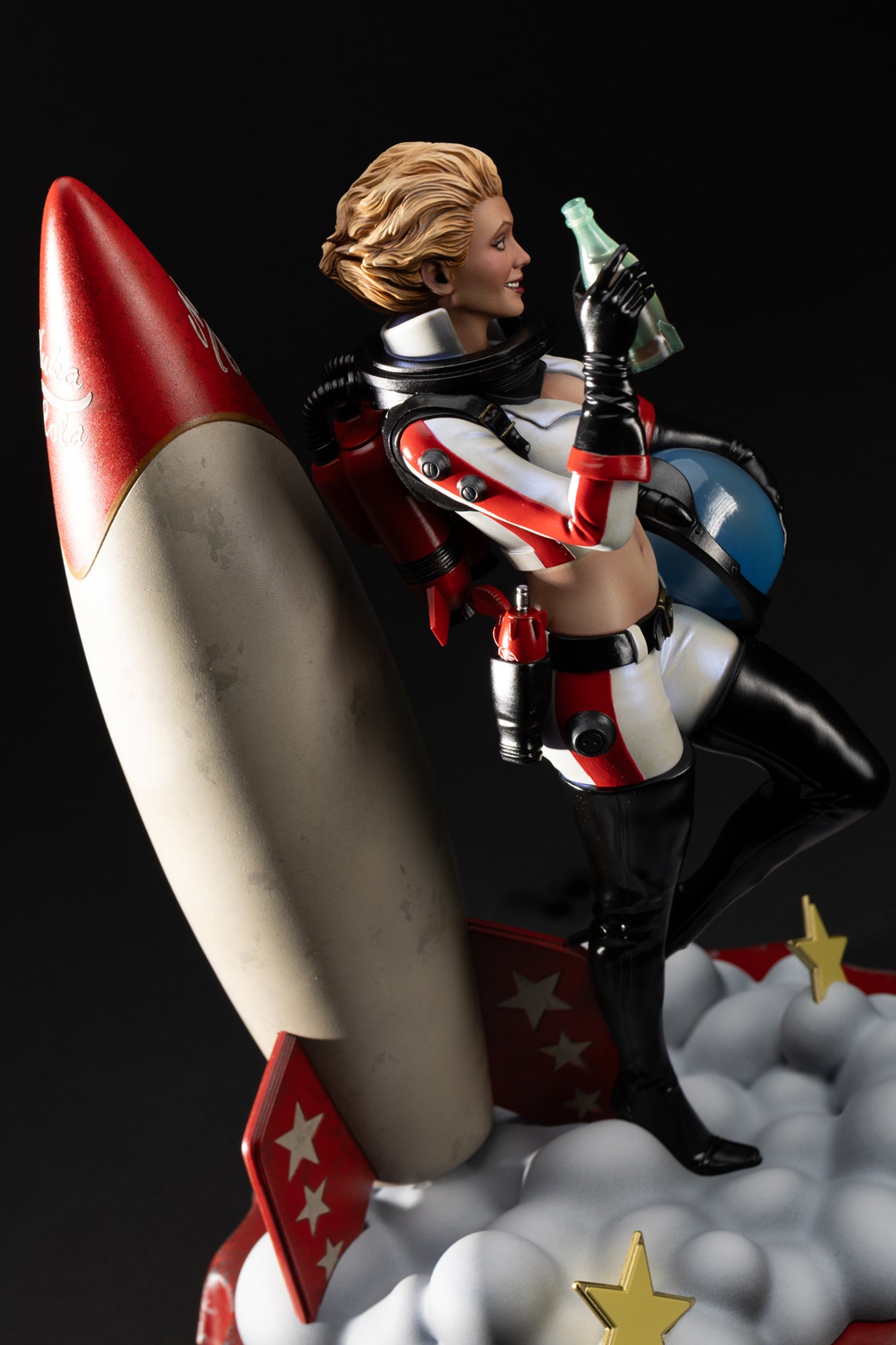 Estatua del traje cohete de Nuka-Girl de Fallout