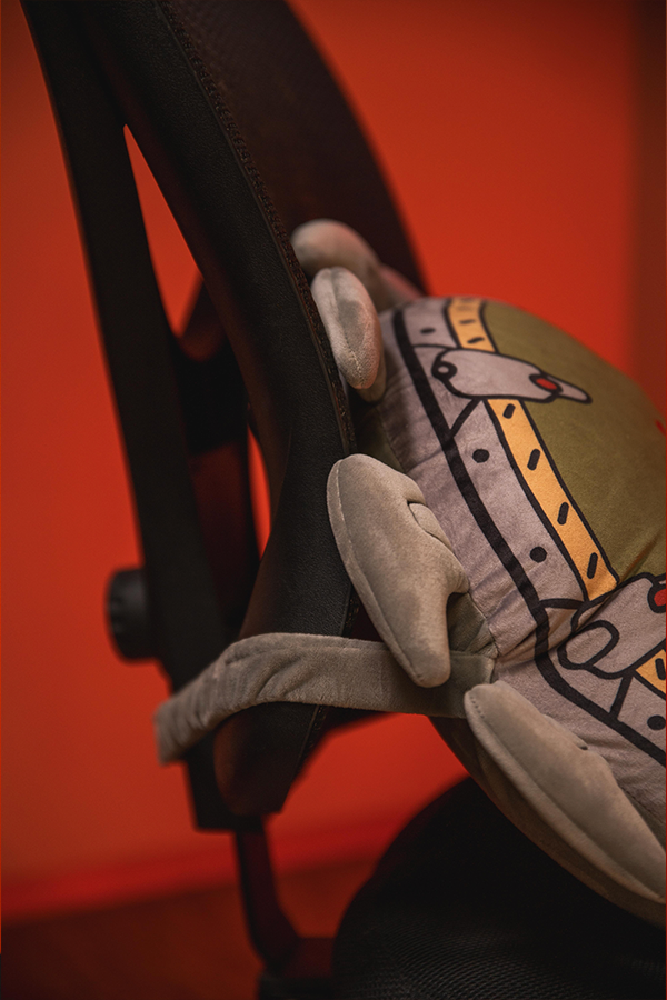 DOOM: The Dark Ages Almohada Escudo Peluche